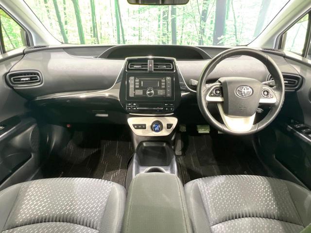 プリウス Ｓ　セーフティセンス　レーダークルーズ　禁煙車　スマートキー　ＬＥＤヘッド　ビルトインＥＴＣ　オートハイビーム　車線逸脱警報　オートライト　オートエアコン　純正１５インチアルミ　ＣＤ　ＬＥＤフォグ（2枚目）