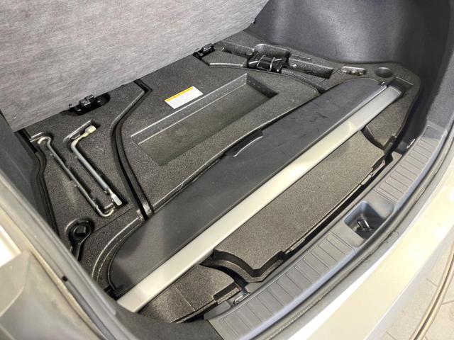 プリウス Ｓ　セーフティセンス　レーダークルーズ　禁煙車　スマートキー　ＬＥＤヘッド　ビルトインＥＴＣ　オートハイビーム　車線逸脱警報　オートライト　オートエアコン　純正１５インチアルミ　ＣＤ　ＬＥＤフォグ（27枚目）