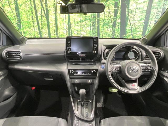 ヤリスクロス ハイブリッド　ＧＲスポーツ　純正８型ナビ　バックカメラ　セーフティセンス　レーダークルーズ　禁煙車　ドラレコ　コーナーセンサー　ＬＥＤヘッド　ＥＴＣ２．０　オートハイビーム　車線逸脱警報　Ｂｌｕｅｔｏｏｔｈ　オートライト（2枚目）