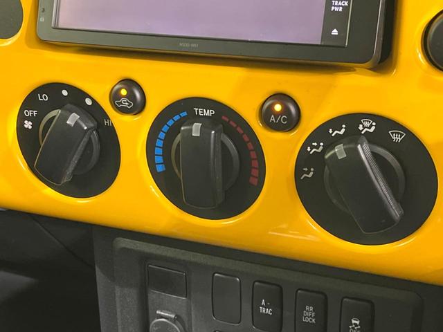 ＦＪクルーザー オフロードパッケージ　４ＷＤ　純正ＳＤナビ　バックカメラ　禁煙車　コーナーセンサー　ルーフレール　ＥＴＣ　ＣＤ　ＤＶＤ再生　地デジ　プライバシーガラス　衝突安全ボディ　盗難防止措置（6枚目）