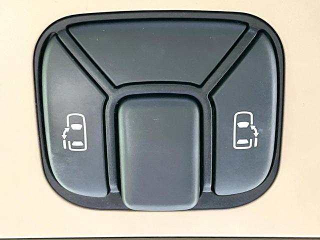 【両側パワースライドドア】スマートキーや運転席のスイッチで後席両側スライドドアの開閉が可能♪電動だから力を入れてドアを開ける必要が無く、小さなお子様でも簡単に開け閉めでき快適です♪