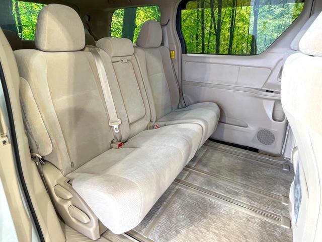 広々とした2列目シートは居住性が高く、居心地も快適!友達や家族とのお出かけにぴったりです。ベビーシートやチャイルドシート使用時も快適にお過ごしいただける十分な空間を確保しています。