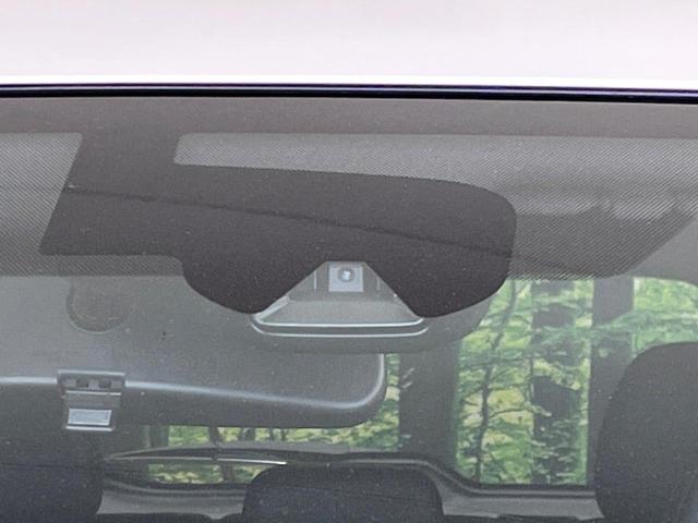 【エマージェンシーブレーキ】走行中に前方の車両等を認識し、衝突しそうな時は警報とブレーキで衝突回避と被害軽減をアシスト。より安全にドライブをお楽しみいただけます。