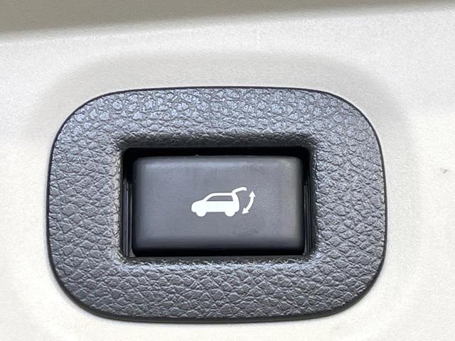 【パワーバックドア】スマートキーや運転席のボタンを押すだけでリアゲートが自動で開閉します！荷物を持っている時や、高い位置にあるバックドアを閉める際に便利な機能です♪