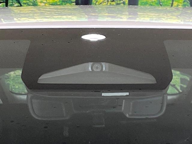 プリウス Ｘ　バックカメラ　衝突被害軽減システム　レーダークルーズ　禁煙車　ドラレコ　コーナーセンサー　スマートキー　ＬＥＤヘッド　ＥＴＣ２．０　オートハイビーム　車線逸脱警報　オートライト　オートエアコン（3枚目）