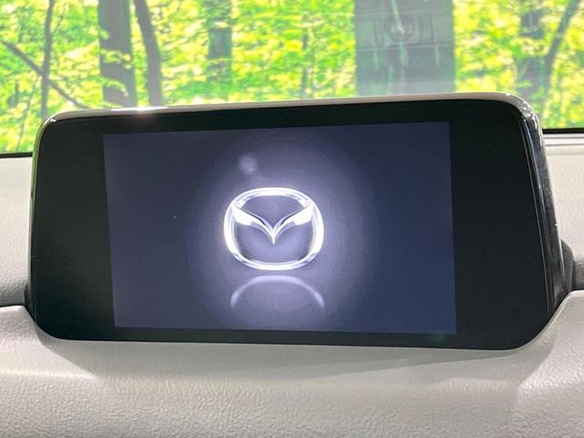 【８インチマツダコネクト】車内の雰囲気にマッチした大型のディスプレイ。スマホ接続でのナビ使用やＢｌｕｅｔｏｏｔｈ再生等、様々な機能が楽しめます。直感的なダイヤル操作が可能で、使い勝手も良好です。