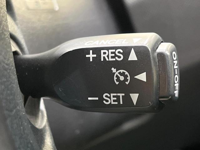 【クルーズコントロール】高速道路もラクラク走行。アクセルを離しても一定速度で走行ができ、長距離運転時の負担を軽減！加速・減速も簡単なスイッチ操作で調整できます。