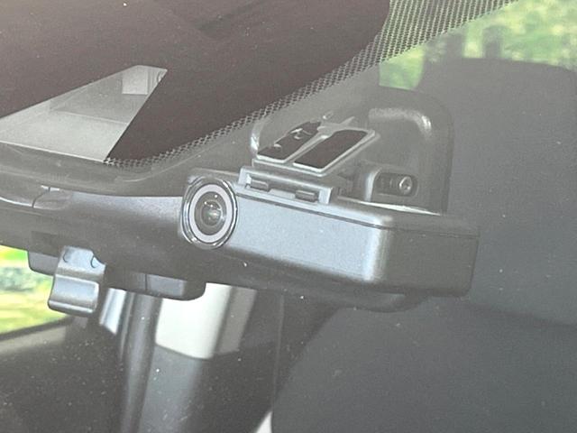 ノート Ｘ　ＦＯＵＲ　スマートセーフティエディション　４ＷＤ　純正ＳＤナビ　全周囲カメラ　衝突被害軽減システム　禁煙車　ドラレコ　コーナーセンサー　スマートキー　ＬＥＤヘッド　ＥＴＣ　純正１５インチアルミ　車線逸脱警報　オートライト　オートエアコン（5枚目）