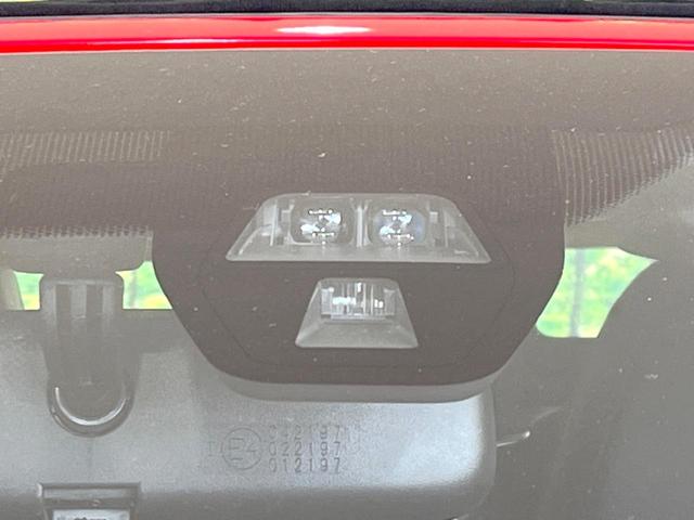 【ホンダセンシング】走行中に前方の車両等を認識し、衝突しそうな時は警報とブレーキで衝突回避と被害軽減をアシスト。より安全にドライブをお楽しみいただけます。