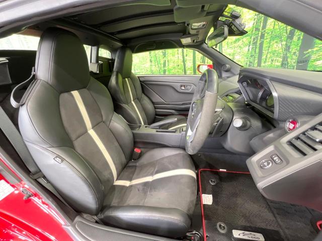 【ハーフレザーシート】高級感と座り心地を両立した人気のシート♪背面・座面のファブリック素材は、通気性の良さや滑りにくさに優れています。気温や服装に左右されず快適にお乗りいただけます。