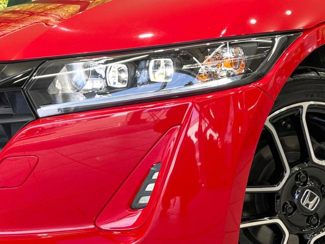 【ＬＥＤヘッドライト】悪天候や夜間走行時も良好な視界を確保し安心して運転できる高輝度ＬＥＤヘッドライトを装備！点灯速度が早く、消費電力も抑えられています。