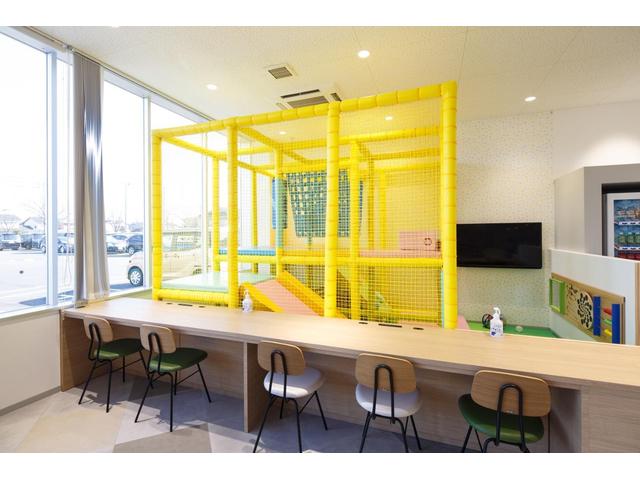 大きなキッズスペースも完備！小さなお子様連れでも、ゆっくりとお車探しをお楽しみいただけます。