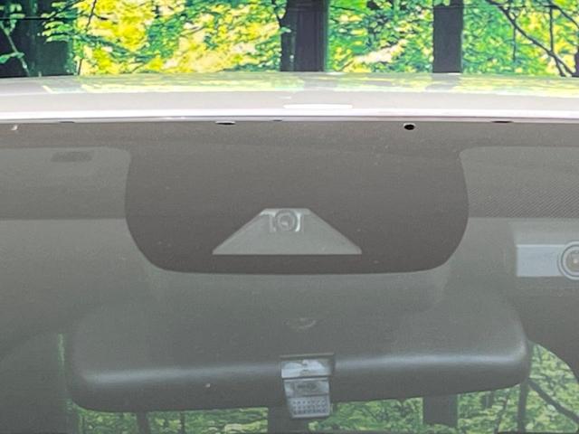 カローラツーリング ハイブリッド　ダブルバイビー　バックカメラ　１００Ｖ電源　衝突被害軽減システム　レーダークルーズ　禁煙車　ハーフレザーシート　ドラレコ　コーナーセンサー　スマートキー　ＬＥＤヘッド　ＥＴＣ２．０　純正１７インチアルミ（3枚目）