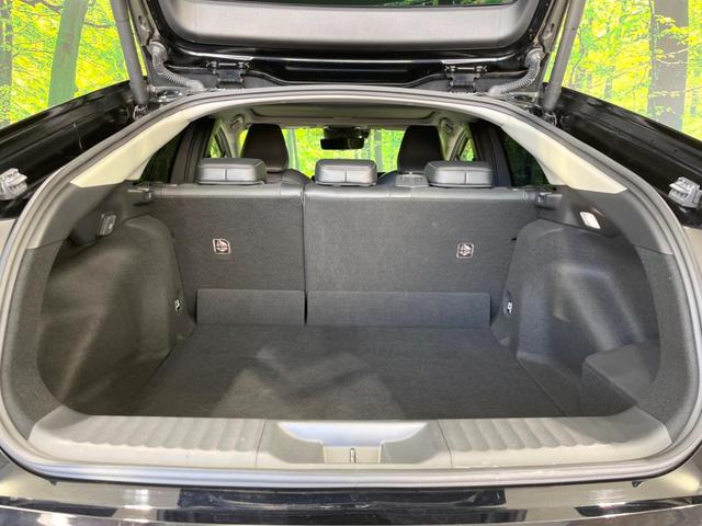 プリウス Z ガラスルーフ 全周囲カメラ 100V電源 12.3型ディスプレイオーディオ 衝突被害軽減システム レーダークルーズ 禁煙車 電動リアゲート ハーフレザーシート 前席シートエアコン パワーシート(30枚目)