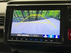 【バックカメラ】駐車時に後方がリアルタイム映像で確認できます。大型商業施設や立体駐車場での駐車時や、夜間のバック時に大活躍！運転スキルに関わらず、今や必須となった装備のひとつです！ 4