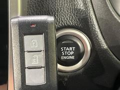 【オペレーションキー】カバンやポケットに入れたままでもドアの施錠・解錠が可能なスマートキーを装備。エンジンのオン・オフ時もカギを取り出す必要が無いからとっても便利です♪ 6