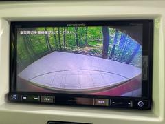 【バックカメラ】駐車時に後方がリアルタイム映像で確認できます。大型商業施設や立体駐車場での駐車時や、夜間のバック時に大活躍！運転スキルに関わらず、今や必須となった装備のひとつです！ 4