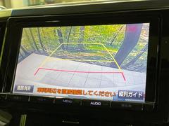 【バックカメラ】駐車時に後方がリアルタイム映像で確認できます。大型商業施設や立体駐車場での駐車時や、夜間のバック時に大活躍！運転スキルに関わらず、今や必須となった装備のひとつです！ 4