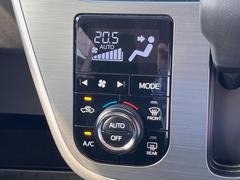 【オートエアコン】一度お好みの温度に設定すれば、車内の温度を検知し風量や温度を自動で調整。暑い…寒い…と何度もスイッチ操作をする必要はありません。快適な車内空間には必須の機能ですね♪ 7