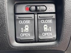 【両側パワースライドドア】スマートキーや運転席のスイッチで後席両側スライドドアの開閉が可能♪電動だから力を入れてドアを開ける必要が無く、小さなお子様でも簡単に開け閉めでき快適です♪ 4