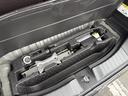 荷室下には、工具やパンク修理キットが収納されています。