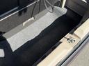 荷室下には、小さな収納もあります。