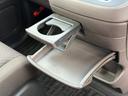 インパネ中央に、引き出し式のトレイとドリンクホルダーがあります。