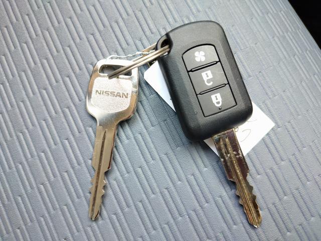 クリッパーＥＶ ４シーター　エマージェンシーブレーキ・プレ空調機能付きキーレス・前席シートヒーター・車線逸脱警報・リアパーキングセンサー・誤発進抑制・前席パワーウインドウ・プライバシーガラス・リアアンダーミラー・急速充電（14枚目）