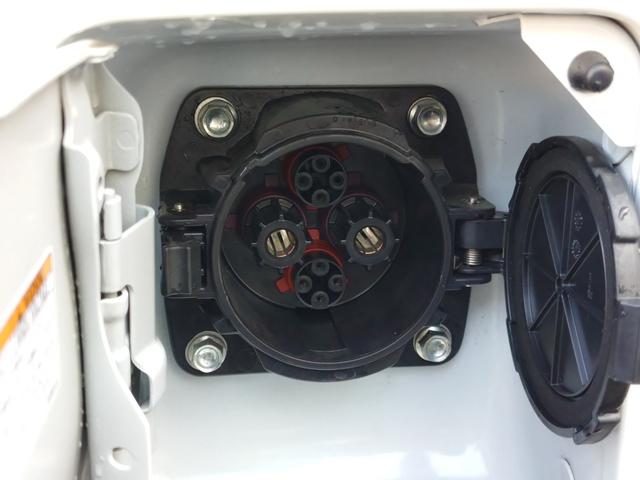 クリッパーＥＶ ４シーター　エマージェンシーブレーキ・プレ空調機能付きキーレス・前席シートヒーター・車線逸脱警報・リアパーキングセンサー・誤発進抑制・前席パワーウインドウ・プライバシーガラス・リアアンダーミラー・急速充電（19枚目）