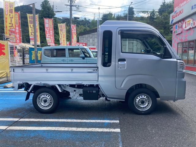 ハイゼットトラック ジャンボ　登録届出済未使用車　マット　バイザー　ＥＴＣ　ゲートプロダクター　中古ナビ　パートタイム４ＷＤ　衝突軽減ブレーキオーバーヘッドコンソール　鉄キー　スペアキー　取扱説明書　メンテナンスノート　新車保証（4枚目）