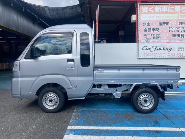 ハイゼットトラック ジャンボ　登録届出済未使用車　マット　バイザー　ＥＴＣ　ゲートプロダクター　中古ナビ　パートタイム４ＷＤ　衝突軽減ブレーキオーバーヘッドコンソール　鉄キー　スペアキー　取扱説明書　メンテナンスノート　新車保証（5枚目）