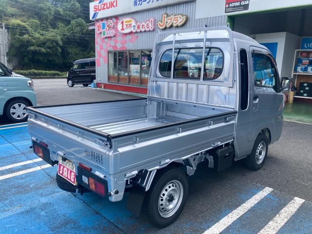 ハイゼットトラック ジャンボ　登録届出済未使用車　マット　バイザー　ＥＴＣ　ゲートプロダクター　中古ナビ　パートタイム４ＷＤ　衝突軽減ブレーキオーバーヘッドコンソール　鉄キー　スペアキー　取扱説明書　メンテナンスノート　新車保証（8枚目）