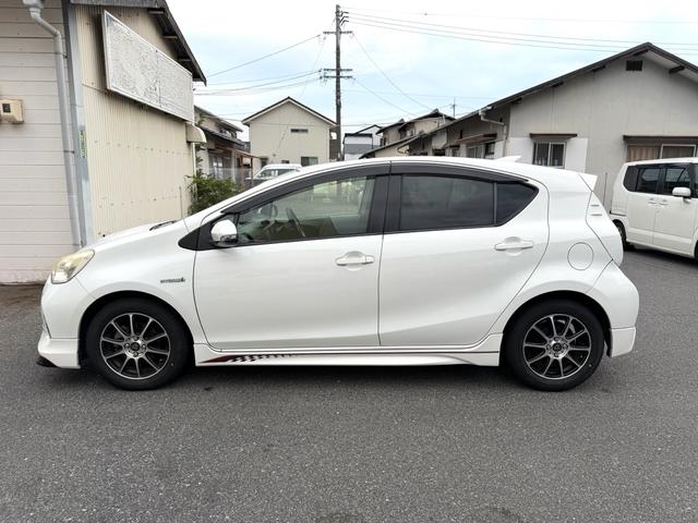 アクア S フルエアロ デイライト 3画面デジタルインナーミラー ドラレコ 社外テール 後部座席モニター バックカメラ ナビ TV オートライト スマートキー 社外アルミホール 電動格納ミラー シートヒーター(11枚目)