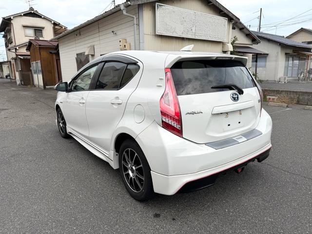 アクア S フルエアロ デイライト 3画面デジタルインナーミラー ドラレコ 社外テール 後部座席モニター バックカメラ ナビ TV オートライト スマートキー 社外アルミホール 電動格納ミラー シートヒーター(12枚目)