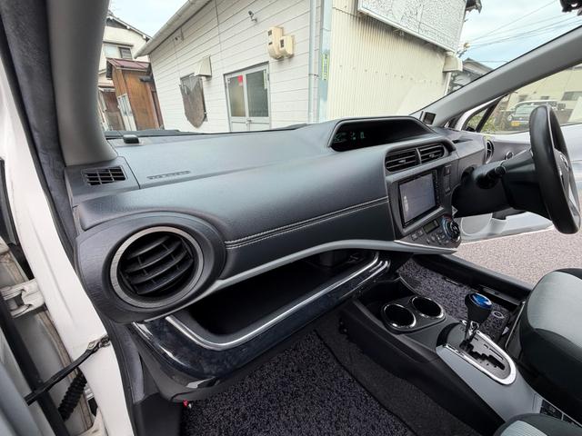 アクア S フルエアロ デイライト 3画面デジタルインナーミラー ドラレコ 社外テール 後部座席モニター バックカメラ ナビ TV オートライト スマートキー 社外アルミホール 電動格納ミラー シートヒーター(41枚目)