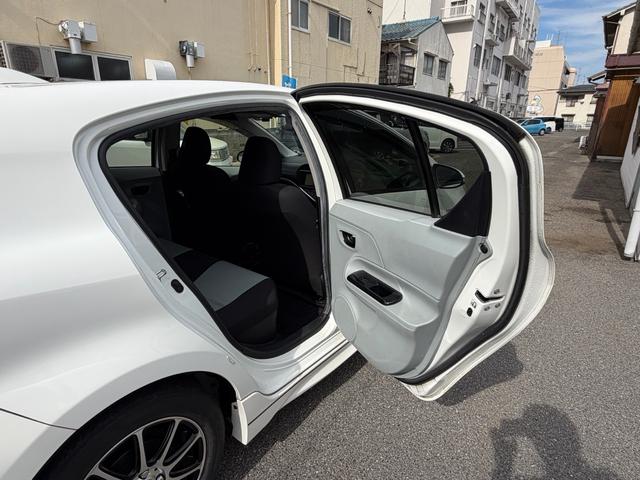 アクア S フルエアロ デイライト 3画面デジタルインナーミラー ドラレコ 社外テール 後部座席モニター バックカメラ ナビ TV オートライト スマートキー 社外アルミホール 電動格納ミラー シートヒーター(54枚目)