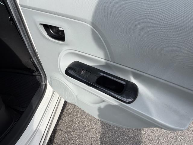 アクア S フルエアロ デイライト 3画面デジタルインナーミラー ドラレコ 社外テール 後部座席モニター バックカメラ ナビ TV オートライト スマートキー 社外アルミホール 電動格納ミラー シートヒーター(55枚目)