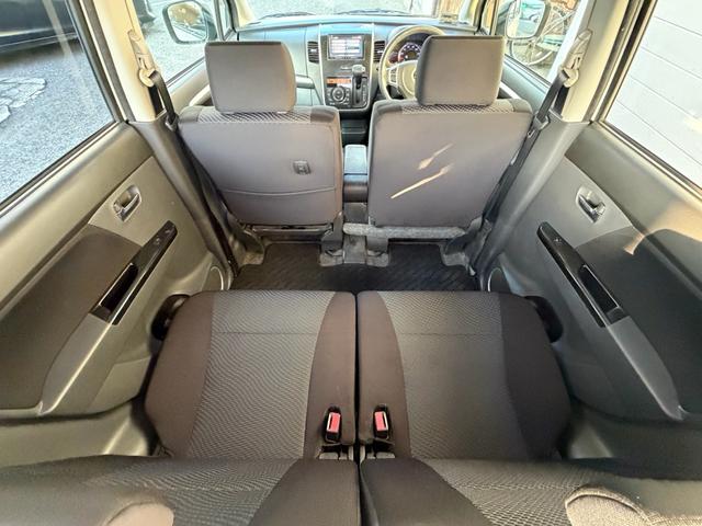 後部座席も乗り降りはもちろん、広々しておりますので、窮屈なく快適にお過ごし頂けます。