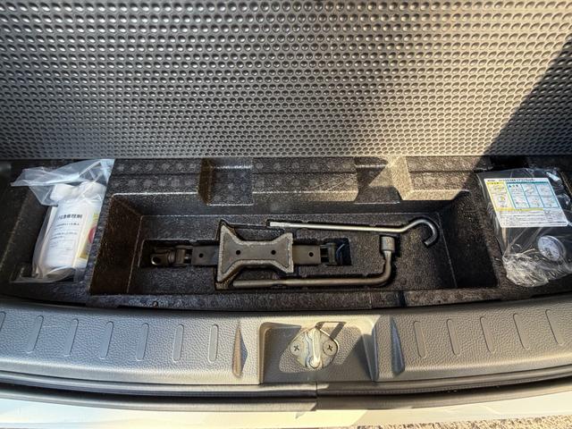 トランクルーム下には、万が一の時の、パンク修理キットやジャッキなどの簡易工具が収納されているのでとても便利ですね！！
