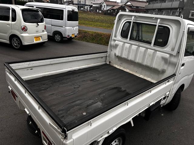 ピクシストラック スタンダード　４ＷＤ　５速ミッション　３方開　純正オーディオ　エアコン　レベライザー（9枚目）