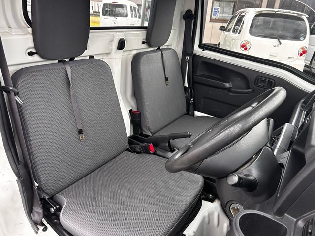 ピクシストラック スタンダード　４ＷＤ　５速ミッション　３方開　純正オーディオ　エアコン　レベライザー（12枚目）