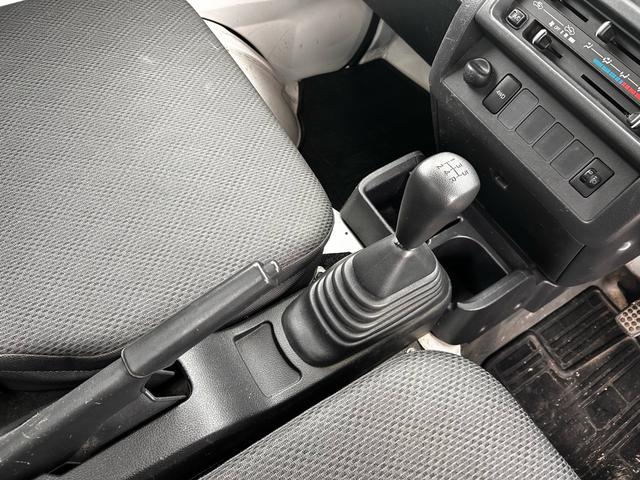 ピクシストラック スタンダード　４ＷＤ　５速ミッション　３方開　純正オーディオ　エアコン　レベライザー（22枚目）