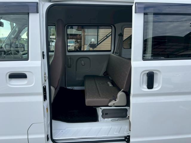 NV100クリッパーバン 2WD AT 運転席エアバック 助手席エアバック ABS 盗難防止装置 エアコン・クーラー パワステ ETC キーレス 両側スライドドア 純正ラジオ 12V電源ソケット ヘッドライトレベライザー(46枚目)