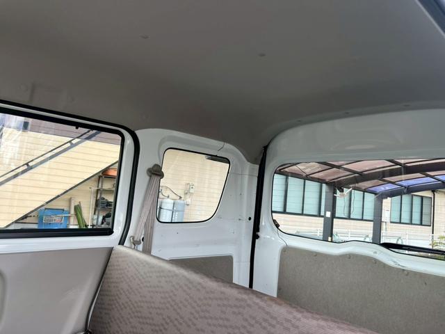 NV100クリッパーバン 2WD AT 運転席エアバック 助手席エアバック ABS 盗難防止装置 エアコン・クーラー パワステ ETC キーレス 両側スライドドア 純正ラジオ 12V電源ソケット ヘッドライトレベライザー(51枚目)