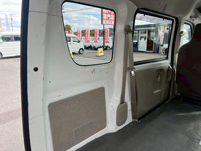 NV100クリッパーバン 2WD AT 運転席エアバック 助手席エアバック ABS 盗難防止装置 エアコン・クーラー パワステ ETC キーレス 両側スライドドア 純正ラジオ 12V電源ソケット ヘッドライトレベライザー(58枚目)