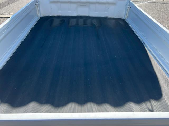 キャリイトラック ＫＣエアコン・パワステ　２ＷＤ　ＡＴ　荷台マット　エアコン　フロアマット　運転席エアバック　パワーステアリング　純正ラジオ　１２Ｖ電源ソケット　ヘッドライトレベライザー　ドアバイザー　スペアタイヤ（56枚目）