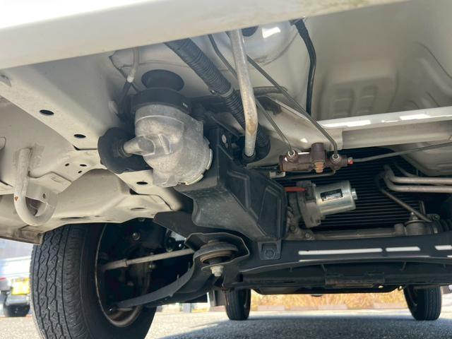 キャリイトラック ＫＣエアコン・パワステ　２ＷＤ　ＡＴ　荷台マット　エアコン　フロアマット　運転席エアバック　パワーステアリング　純正ラジオ　１２Ｖ電源ソケット　ヘッドライトレベライザー　ドアバイザー　スペアタイヤ（68枚目）