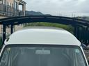 【天張り】室内から確認できる溶接部分の確認を行います。車種特有のポイントを確認し、車輛のダメージを発見していきます。