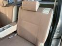 【運転席】メーター確認・ハンドルのガタ・エアコンの動作・警告灯等、電装品の確認を行います。合わせて室内全体の汚れ・傷・コゲ・におい等のダメージを確認します。