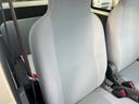 【運転席】メーター確認・ハンドルのガタ・エアコンの動作・警告灯等、電装品の確認を行います。合わせて室内全体の汚れ・傷・コゲ・におい等のダメージを確認します。